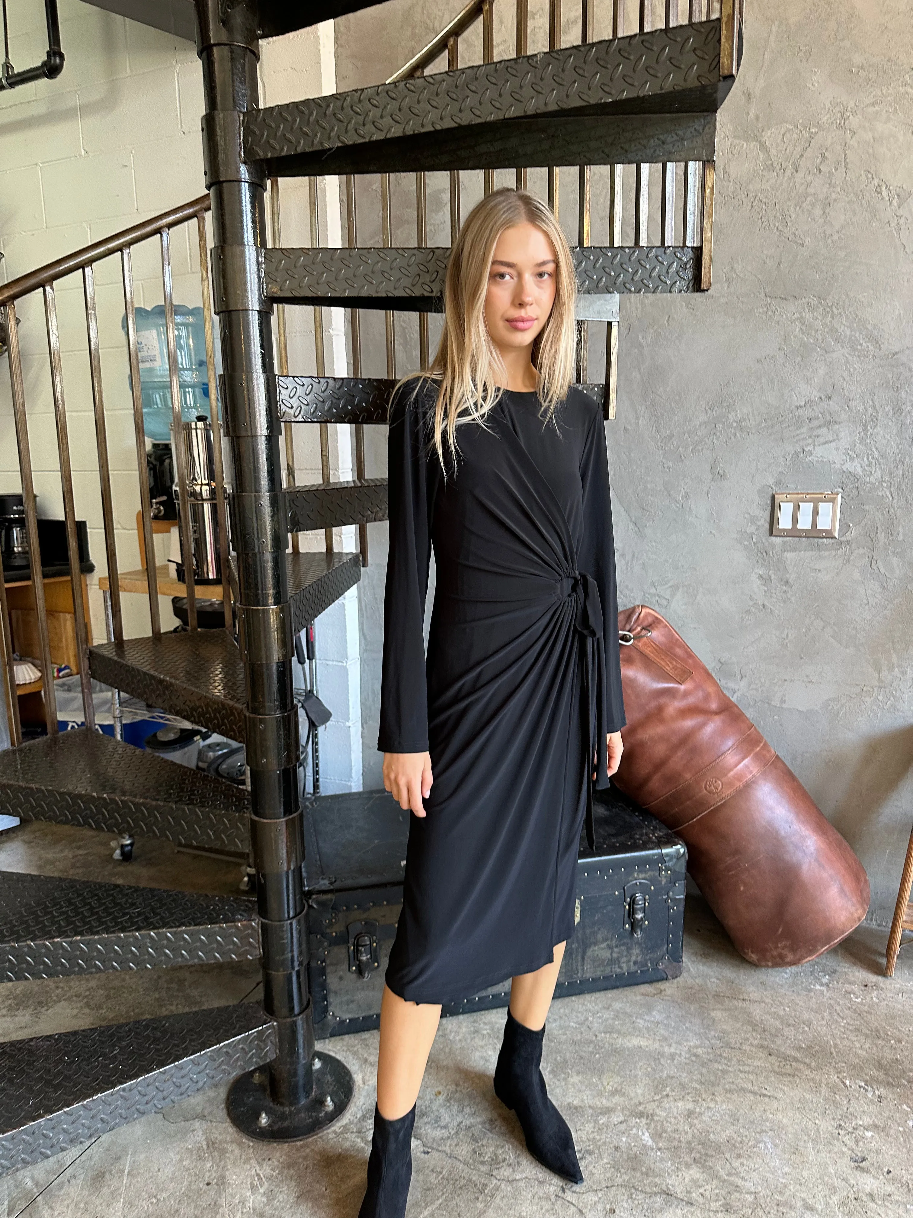 BLACK STRETCH WRAP DRESS byMM